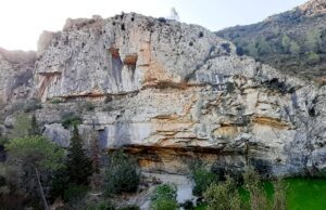 From the stairs of the Gorg del Salt you can see the big horizontal crack in the high vertical wall