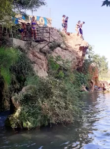 Some teenagers are cliff jumping at Gorgo Catalán