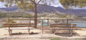 Benches overlooking the Embalse Amadorio at the official car park