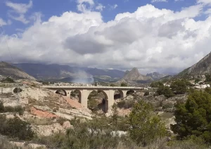 Arch bridge over Embalse Amadorio