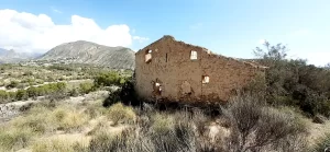 Big ruin on the hill overlooking Embalse Amadorio