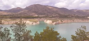 Flat grassy fields above the cliffs at the east of the Embalse Amadorio